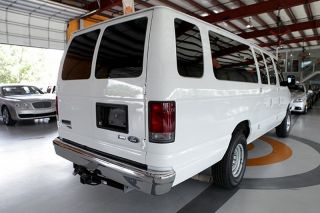 10 Ford Econoline Extended Wagon E 350 Super Duty XLT