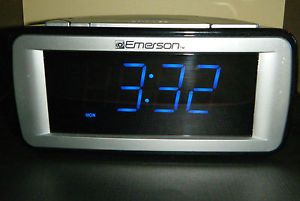Emerson Smartset CKS9031 Dual Alarm Clock Radio Am FM Smart Set