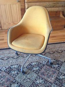 Vintage 1975 Herman Miller Fiberglass Upholstered Shell Arm Chair Wheel Swivel