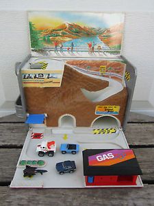 1989 Vintage Galoob Micro Machines Folding Gasoline Can Play Set Carrying Case