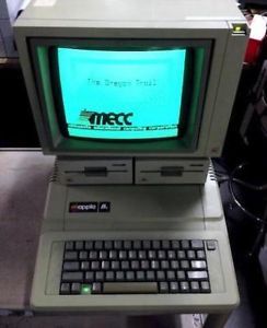 Vintage Apple IIe Desktop Computer with Dual Floppy Drives 820 0087 A