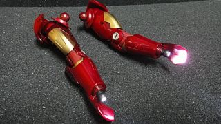 Hot Toys 1 6 Scale The Avengers Iron Man Mark VII Arms with Forearm Rockets